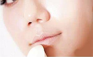 秋季唇部干裂脱皮的现象应该如何缓解？